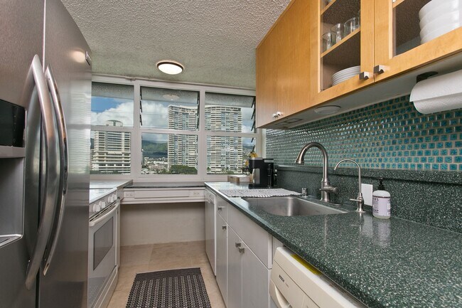 Building Photo - 2015 Ala Wai Blvd