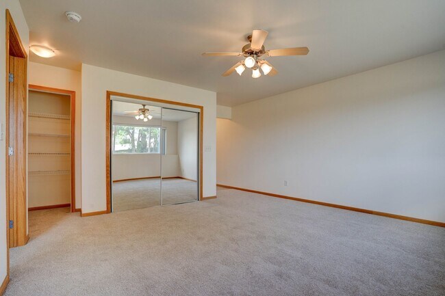 Building Photo - Woodridge Estates Townhomes