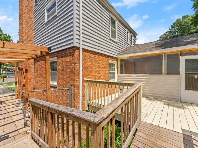 Building Photo - 2220 Lauderdale Dr