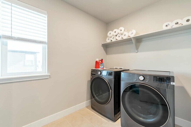 Building Photo - Spacious 3 bed 3 bath 2-story comfortable ...