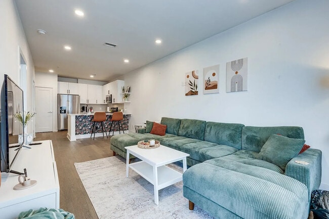 Building Photo - Stylish Updated Apartment Minutes from Downtown