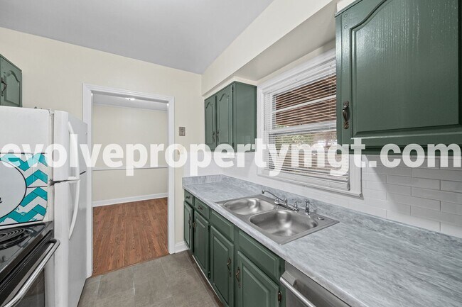 Building Photo - FULLY RENOVATED BERCLAIR RENTAL!