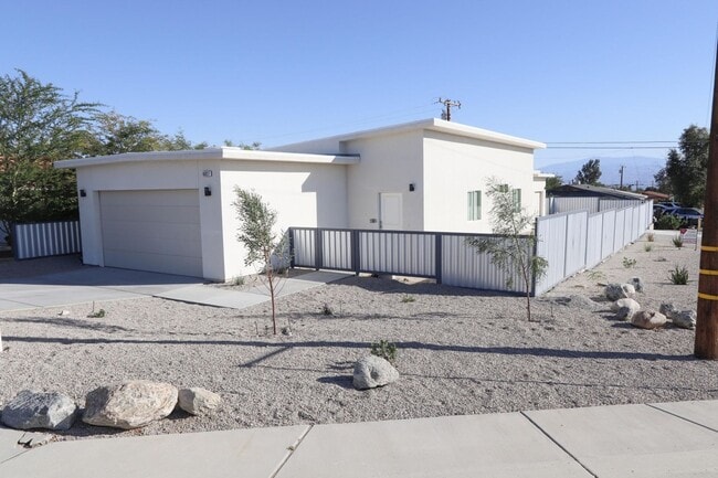 Building Photo - 3 Bedroom, 2 Bath available now! Newer con...