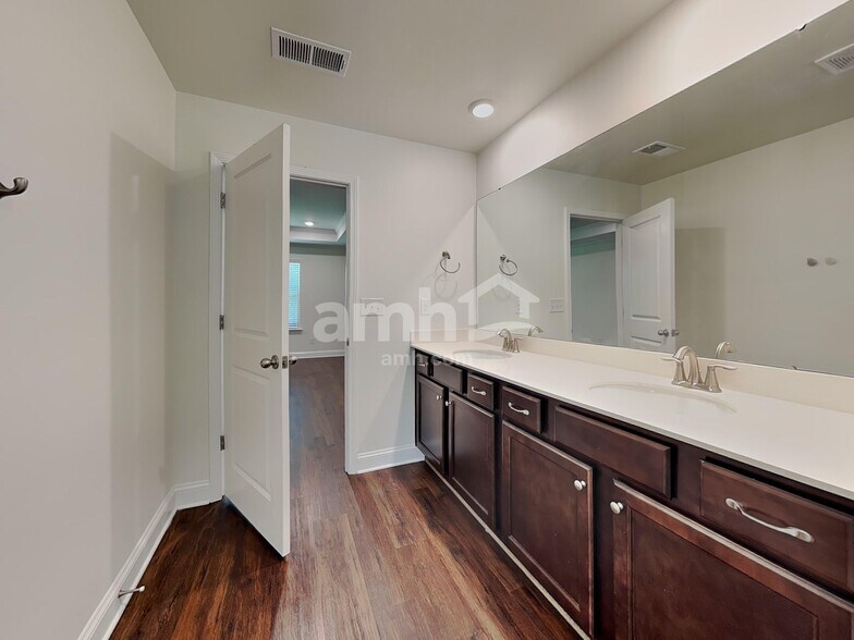 Building Photo - 636 Rivermist Dr