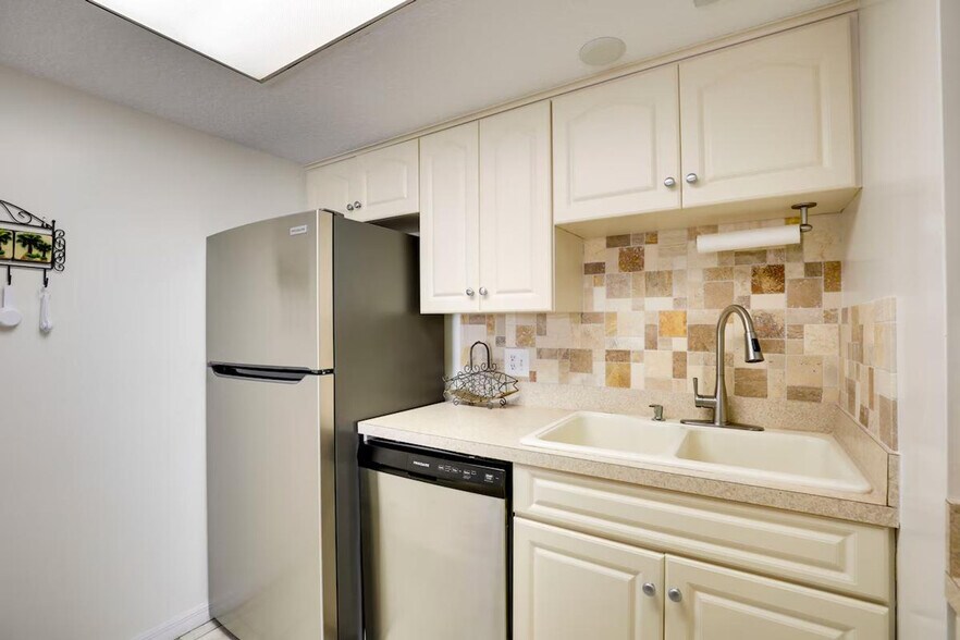 Building Photo - 2700 Ocean Shore Blvd