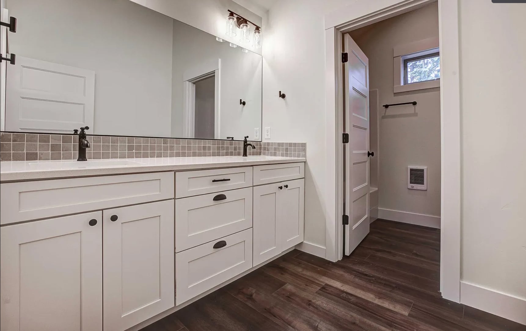 Upstairs Bath - 1020 N Bluebird St