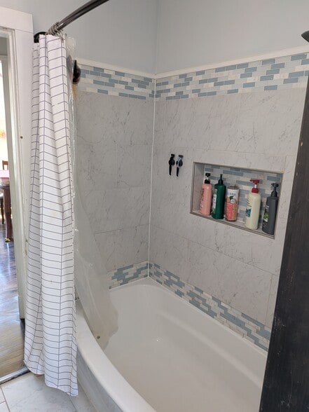 Bathroom - 32 Pawling Avenue