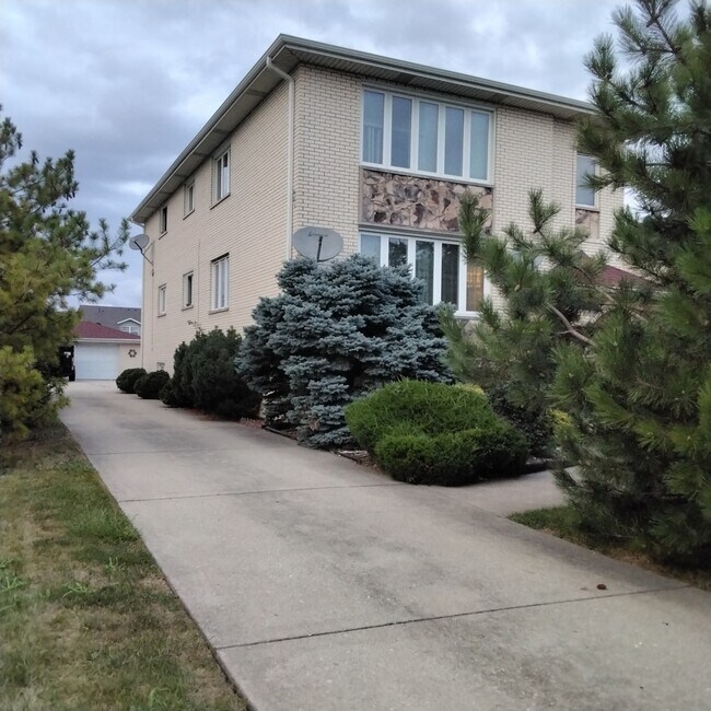 Building Photo - 8016 W 83rd St