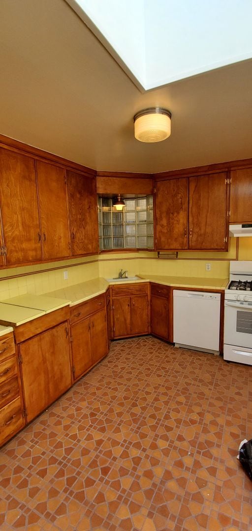 Building Photo - Beautifully Renovated Vintage  2 bedroom 2...