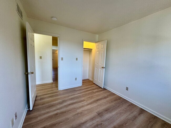 Building Photo - 3 bed/2.5 bath Townhouse near Med Center a...
