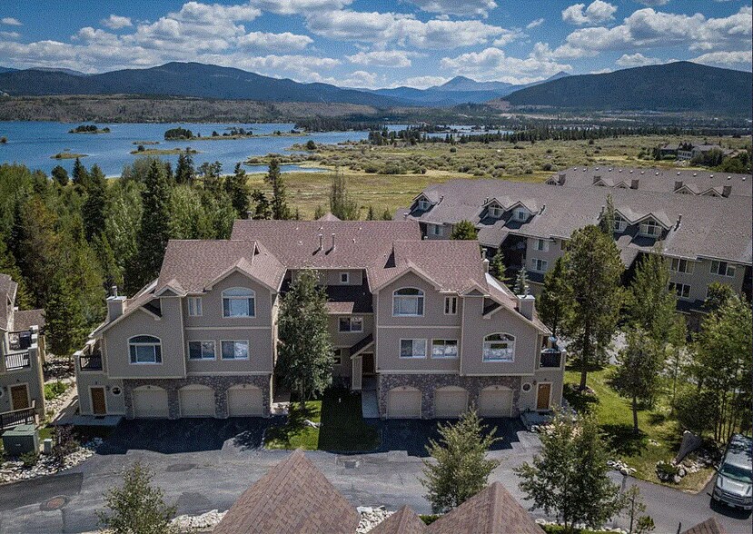 drone view from above our roof (not actual view!) showing proximity to lake/rec path - 103 Morningstar Cir