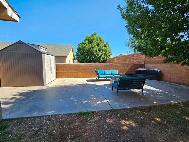 Building Photo - Spacious Golf Course Area Home with 4 Bedr...