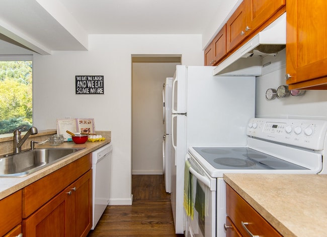 Building Photo - Townhouse style condo in Beaverton!