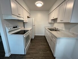 Building Photo - 620 136th Ave