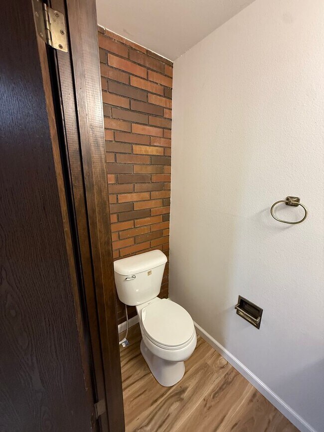 Building Photo - Spacious Single-Level Living with Retro Charm, Private Garage & Abundant Storage
