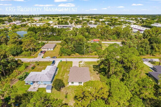 Building Photo - 3020 N Lakewood Rd