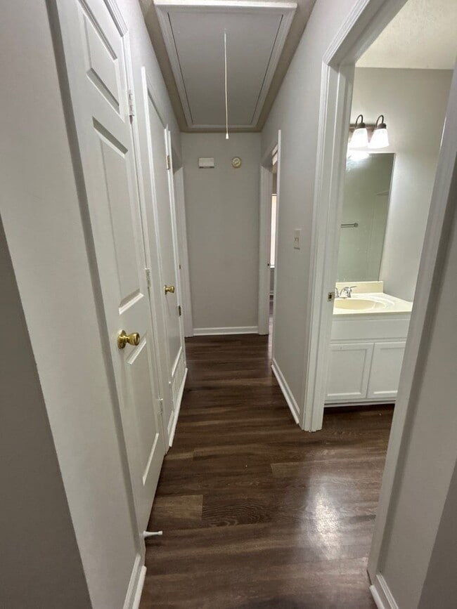 Building Photo - Cozy 3 bedroom/2 Bath townhome with vaulte...