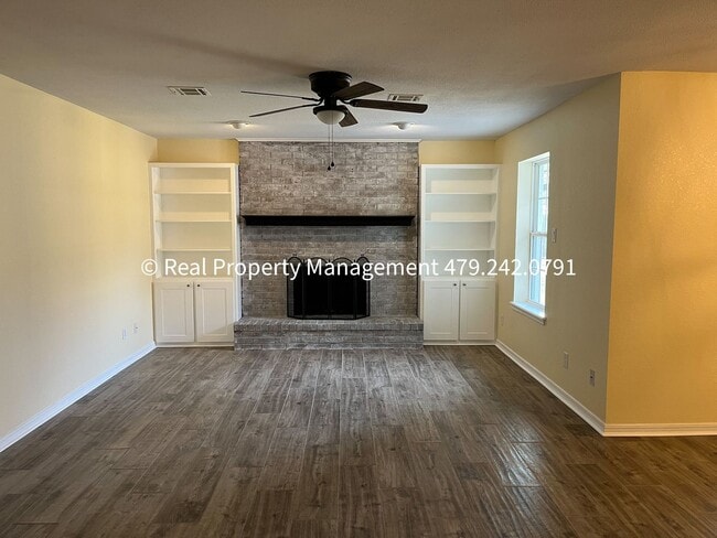 Building Photo - MOVE IN READY! Beautiful 3B/2B Newly Remod...