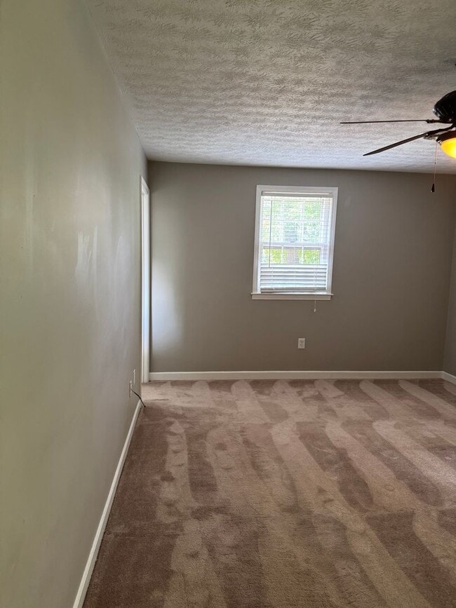 Building Photo - 4 Bedroom with fenced in yard!