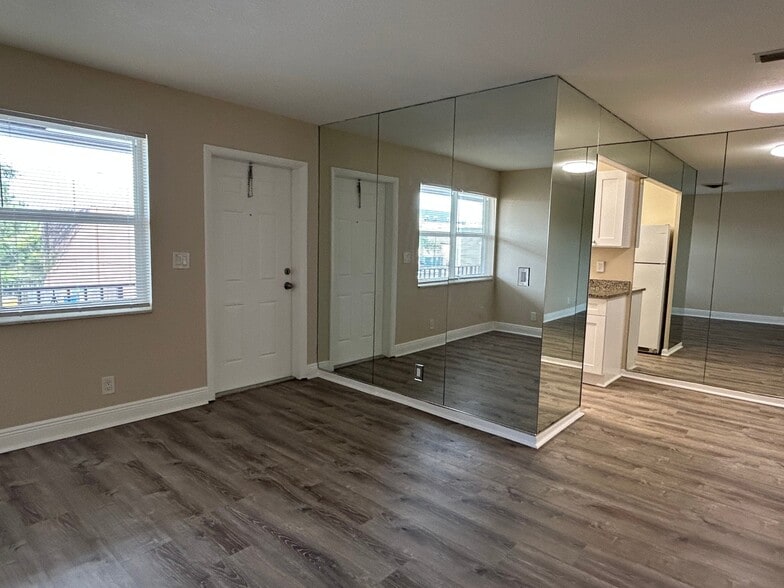 Building Photo - 1611 Green Ln