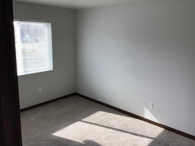 Building Photo - 535 Linden Dr
