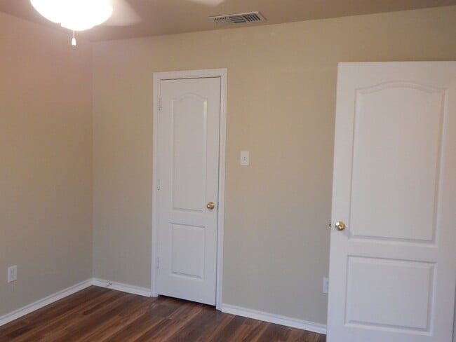 Building Photo - South Tyler - Handsome 3 Bedroom, 2 Bath H...
