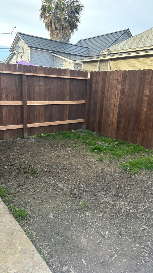 Building Photo - 318 W 20th St