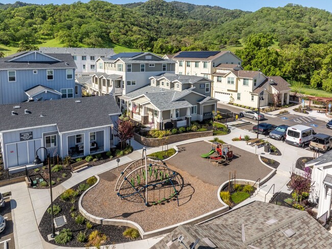 Building Photo - $3595.00 - Newer Large 3/2.5 Townhome in B...