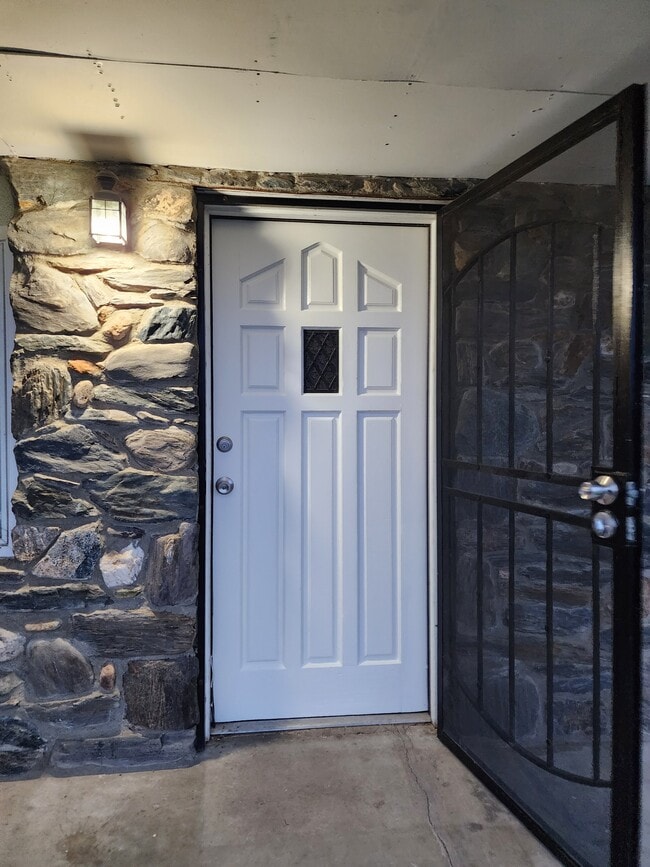 Building Photo - 6832 E Harvey Ave