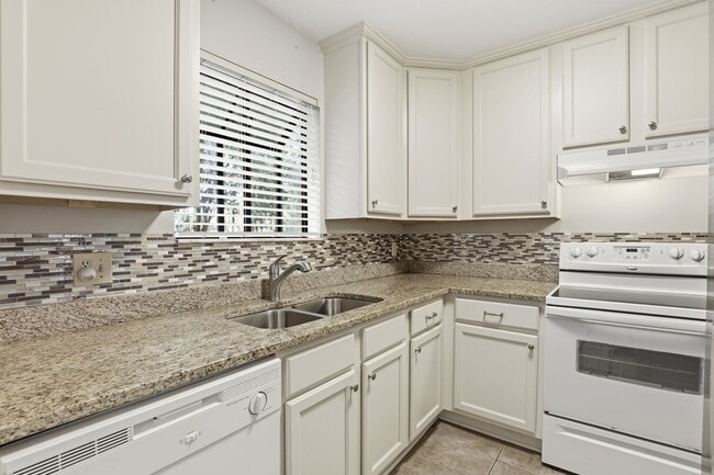 Building Photo - Southfork Oaks Condo