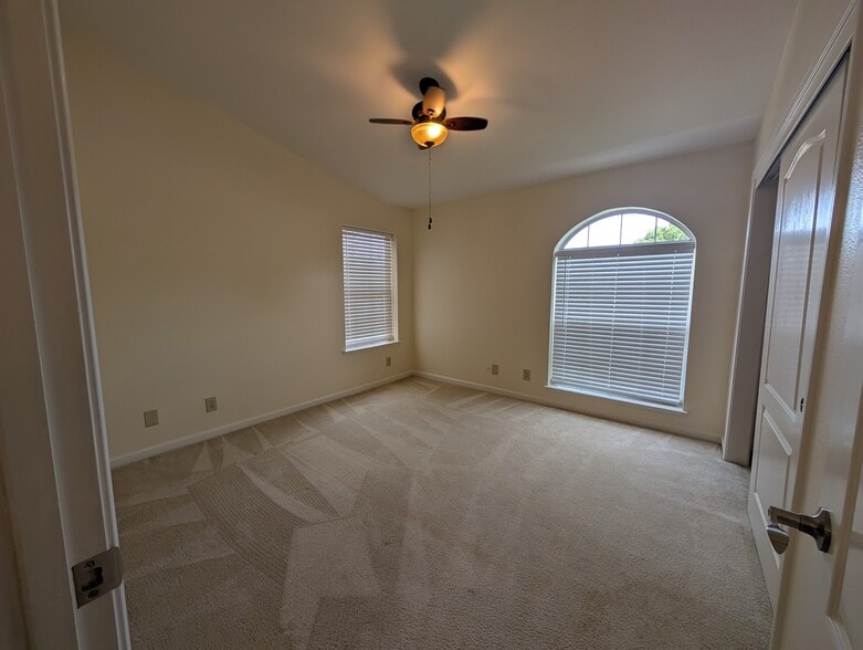 Building Photo - 520 Bobbys Ln