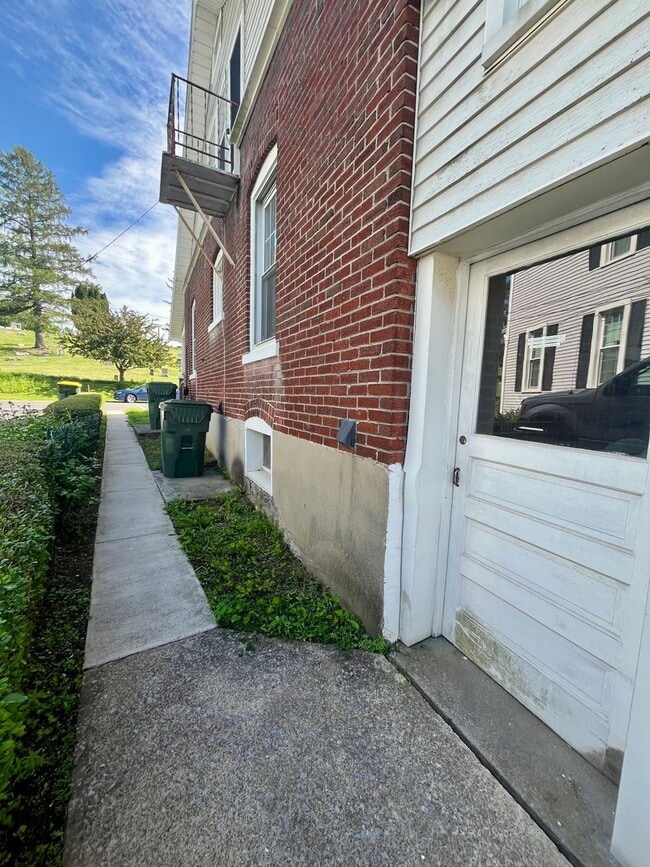Building Photo - 387 E Howard St