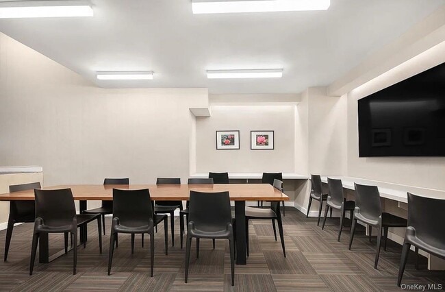 Building Photo - 275 W 96th St