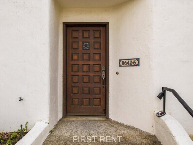 Building Photo - 8642 Villa La Jolla Dr