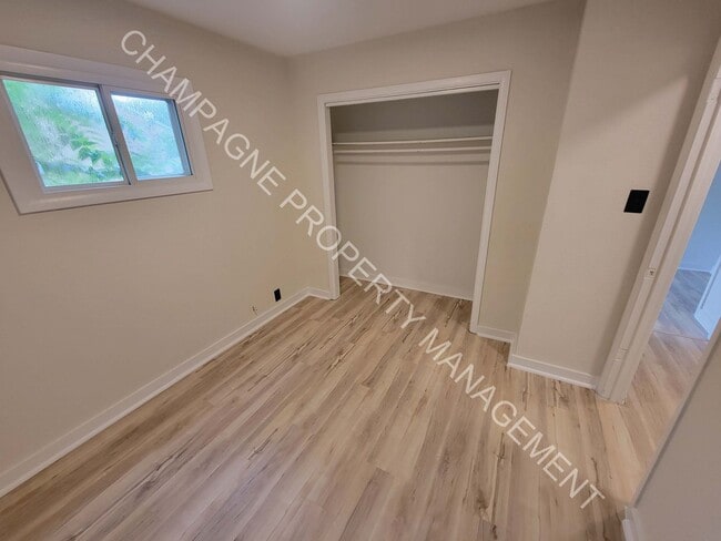 Building Photo - Large home in Ruskin!