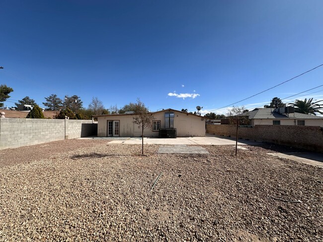 Building Photo - 2 BED 2 BATH WITH A HUGE BACKYARD IN THE H...