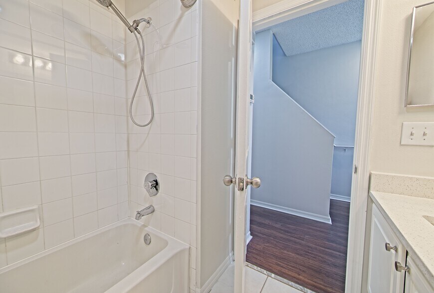 Guest Bathroom - 5701 Bentgrass Dr