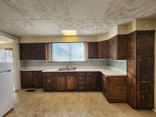 Building Photo - 3 Bedroom House w/Detached Garage!!!