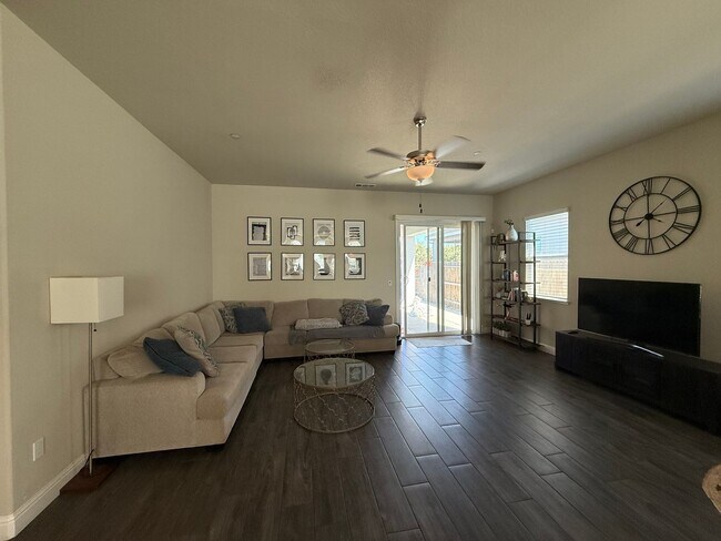 Building Photo - Upgraded single story home in Manteca!