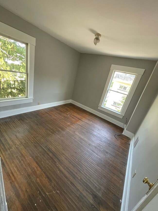 Building Photo - 4 bedroom 2 full bath House