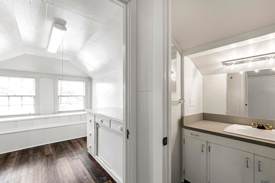 Building Photo - 222 E Sanders St