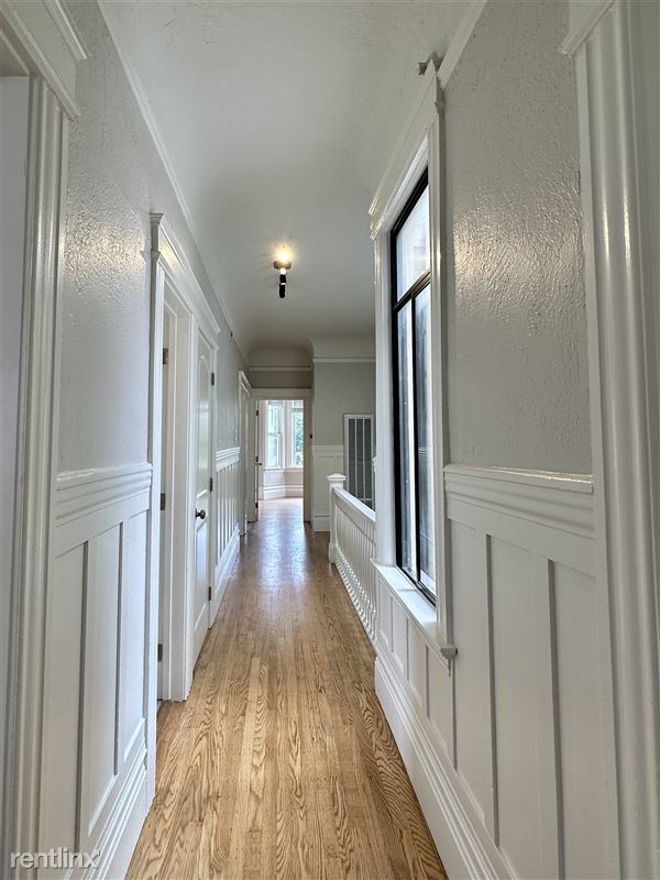 Building Photo - TOP FLOOR FLAT|SPACIOUS AND SUNNY|CALTRAIN...
