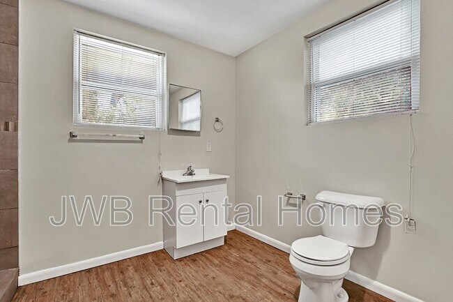 Building Photo - 31 E 45th St