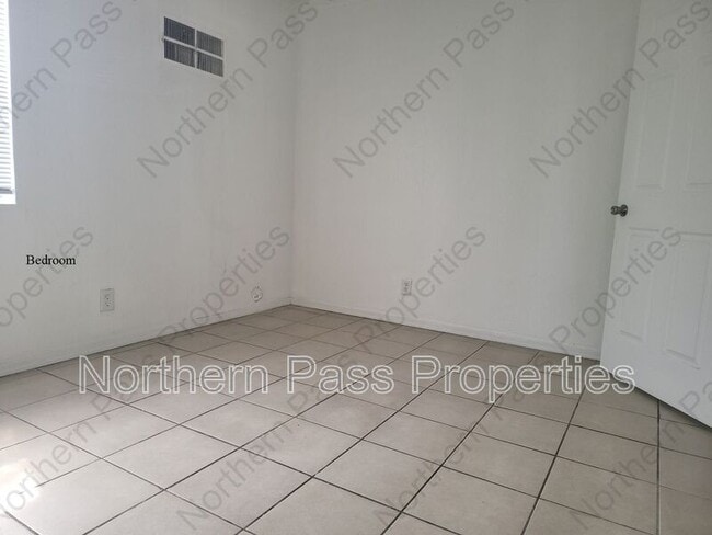 Building Photo - 4014 Lincoln Ave