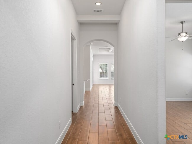 Building Photo - 530 Carriage House