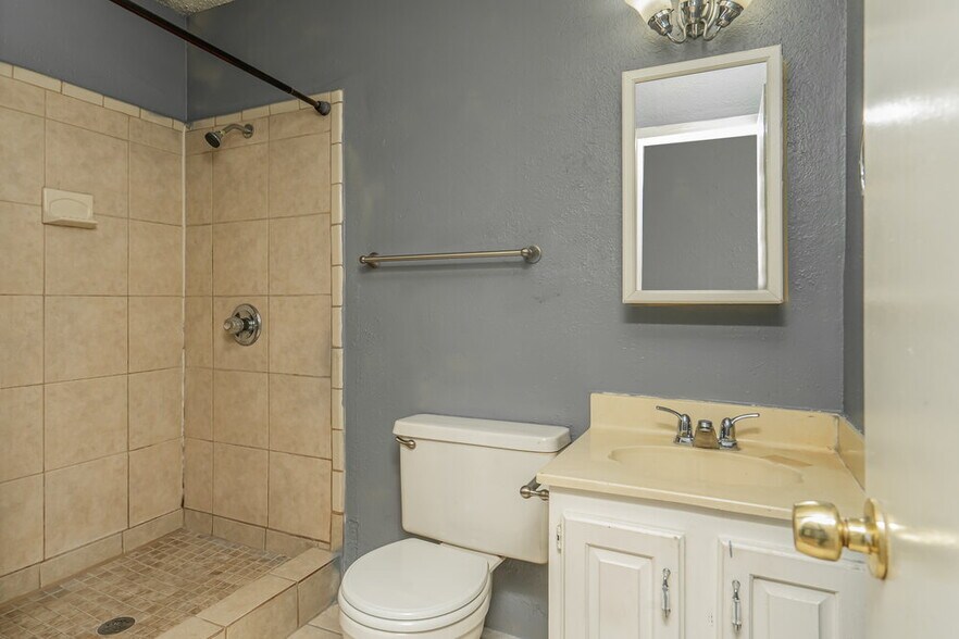 Building Photo - 2505 Crown Cir