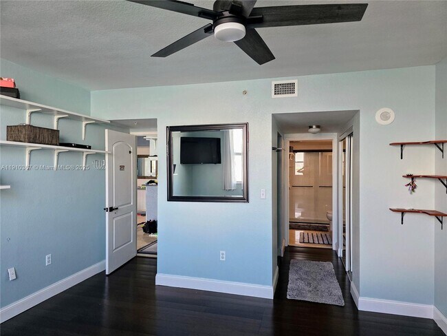 Building Photo - 1625 Kennedy Cswy