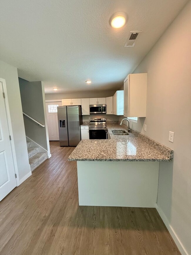 Building Photo - Knoxville 37921 - 2 bedroom 1.5 bath - cal...