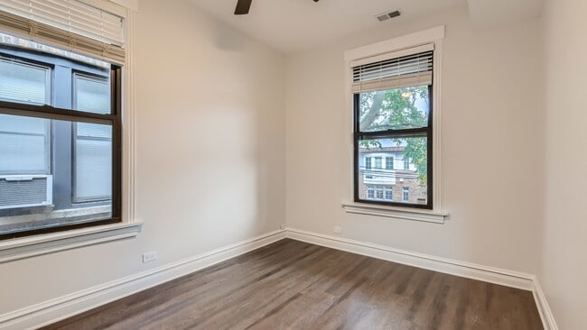 Building Photo - 4053 N Greenview Ave