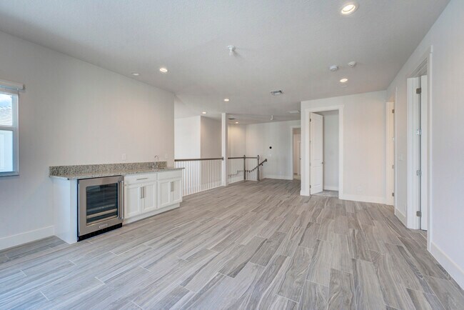 Building Photo - 9346 Crestview Cir